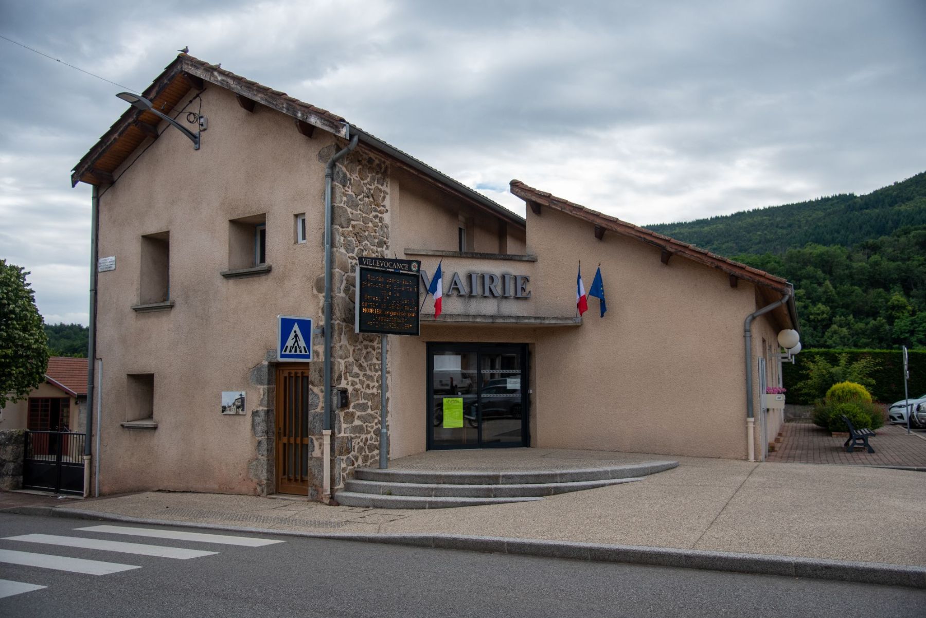 parvis de la mairie