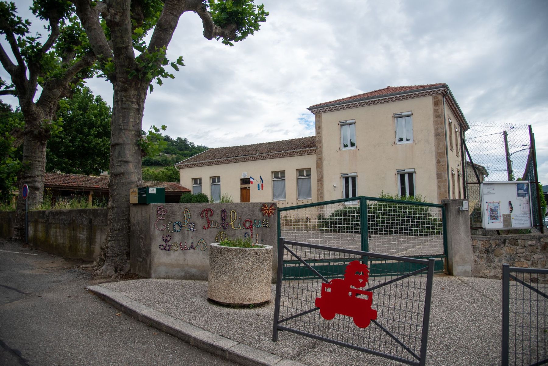 Entrée rue école publique